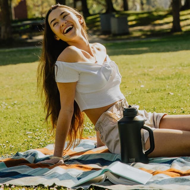 Detalle 2 de BOTTLE BOTTLE Isolierte Wasserflasche 1,8 L Schwarz