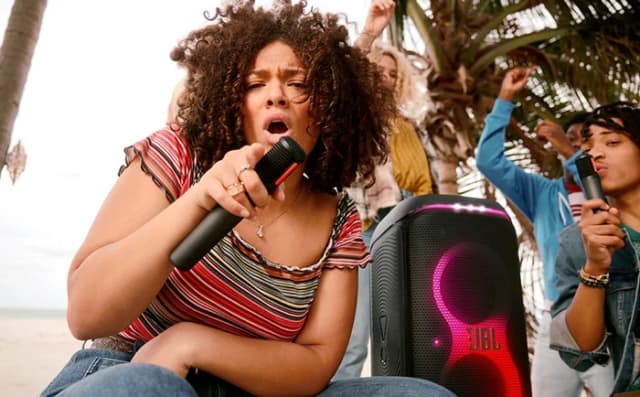 Thumbnail 13 de JBL Partybox 320 Weiß Mikrofonset 18 Stunden