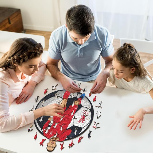 Detalle 2 de Iconic Puzzles Liverpool – Virgil Van Dijk, puzzle en bois sous licence officielle (taille M, 270 pièces)