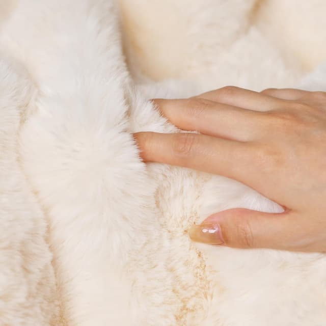 Detalle de DREAMLANDING Faux Rabbit Fur Luxury Plush Sherpa Throw Blanket (Cream, 130 x 150cm) – Reversible cosy cover for bed or sofa