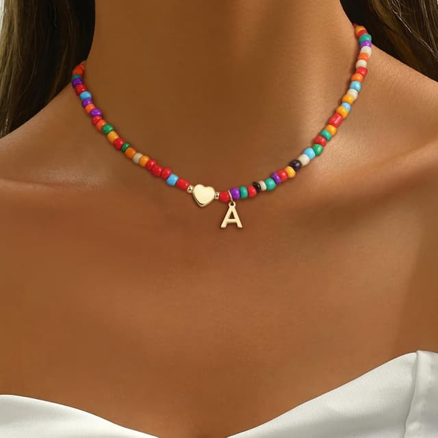 Detalle de SLOONG Bunte Buchstaben-Perlenkette mit personalisiertem Namensanhänger (Choker) – Herz-Charm & Boho-Design