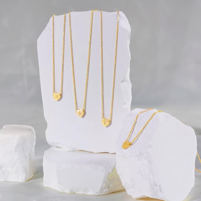 Detalle 2 de Turandoss collana con iniziale A-Z oro 14K