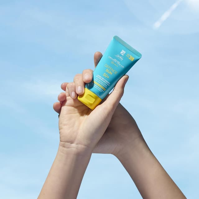 Detalle 2 de Bionike Defence Sun Crema Solare Viso con filtro minerale, waterproof e non appiccicosa, azione protettiva e antiossidante da 50 ml