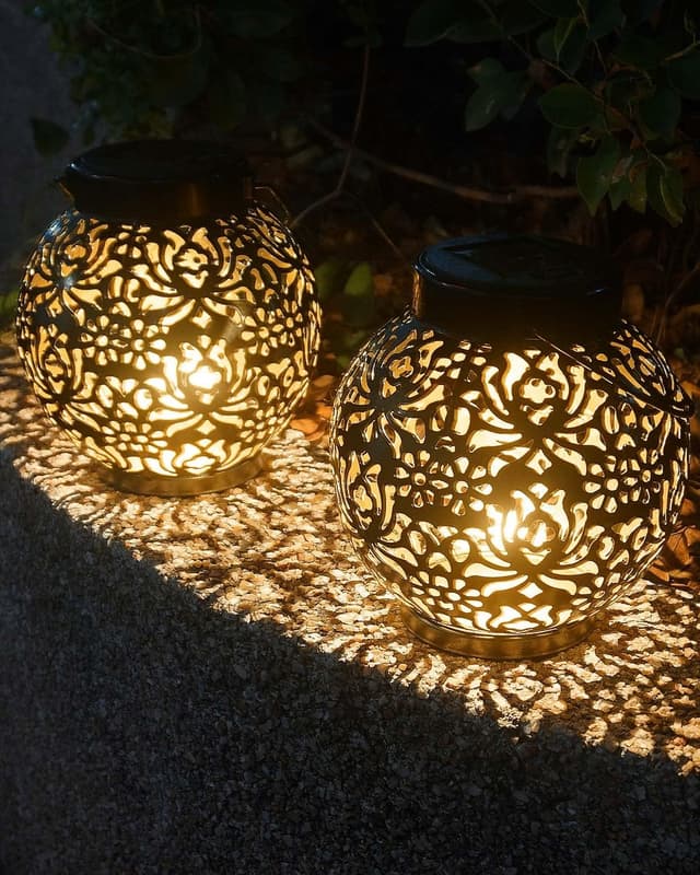 Detalle de MOXTOYU solar lanterns 2-pack — decorative outdoor yard lights for Mum (IP44, auto on/off)