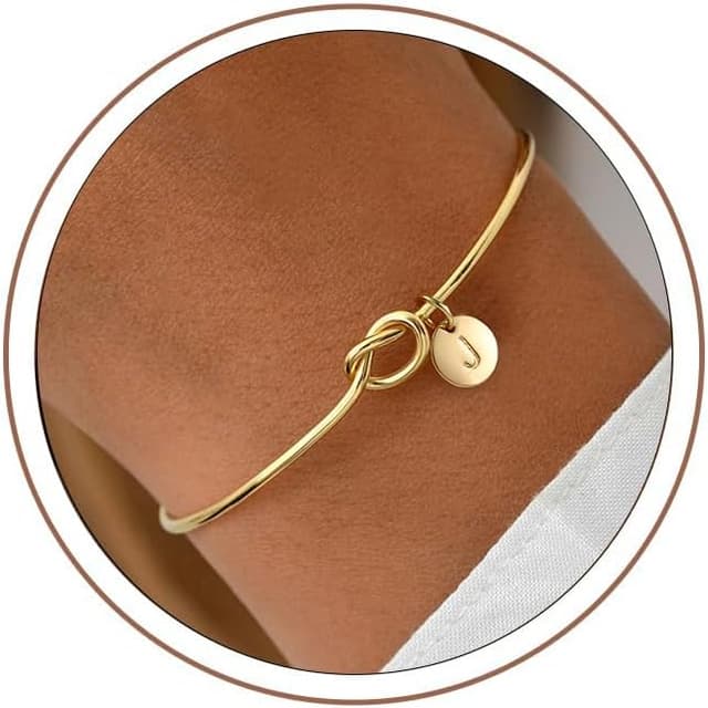 Detalle de Turandoss Damen-Armband mit Buchstabenanhänger (A–Z) – 14K vergoldeter Armschmuck im Knoten-Design