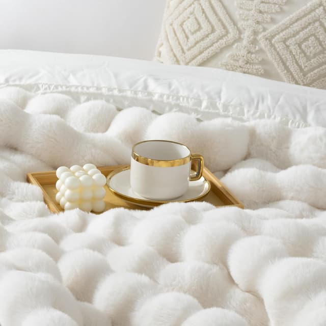 Detalle 2 de Touchat 1000GSM Faux Rabbit Fur Throw