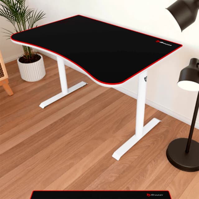 Detalle de Arozzi Arena Fratello blanca: mesa de escritorio gaming con gestión de cables y alfombrilla integrada