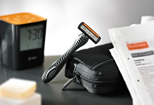 Detalle 2 de Rasoi usa e getta uomo BIC 4 Flex con barra protettiva in gomma e banda emolliente (confezione da 8)