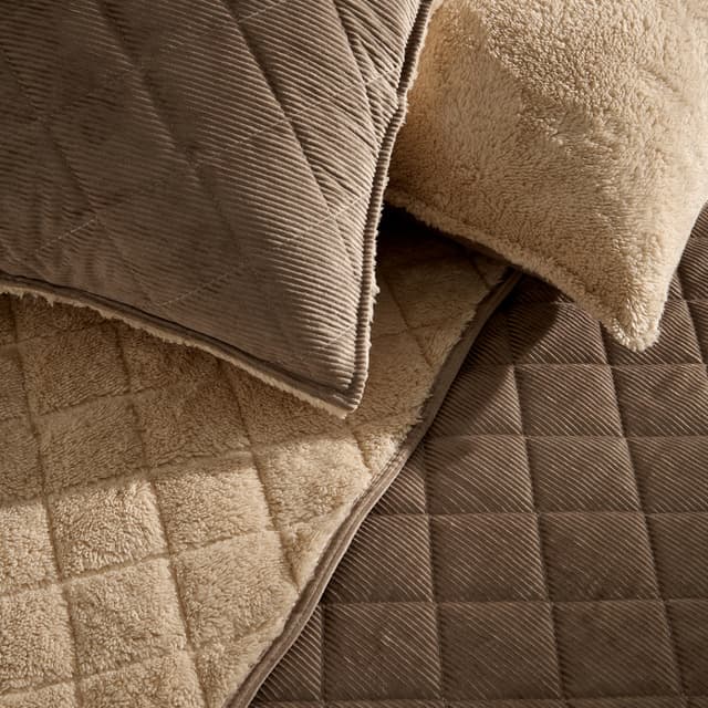 Detalle 2 de Basics El Corte Inglés edredón reversible con funda de cojín en pana