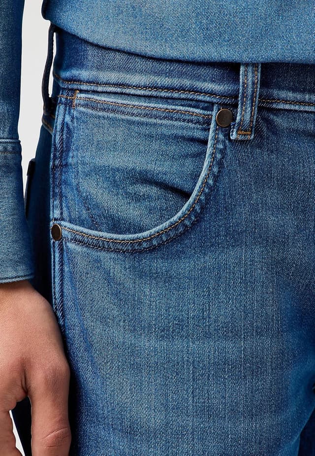 Detalle de Wrangler Greensboro Regular Fit Straight Jeans (Medium Stretch) W30–W42