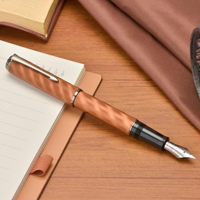 Detalle de Asvine Hongdian A9 Füllfederhalter (groß), Nr. 8 extra feine Spitze – Ebonit-Futter & Konverter, braunes Moiré-Design