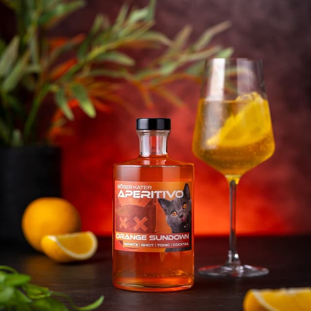 Detalle de BÖSER KATER Orange Sundown Aperitif Geschenkset mit 2 Gläsern (Orangen-Fruchtlikör) – 0,5 l