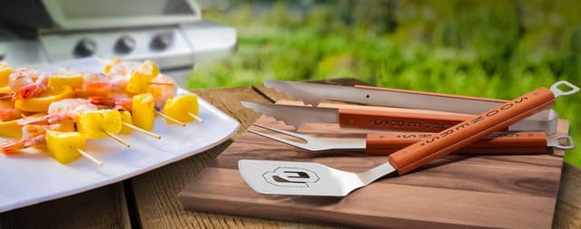 Detalle de YouTheFan NCAA Classic Series 3-Piece BBQ Set with Laser-Cut Design