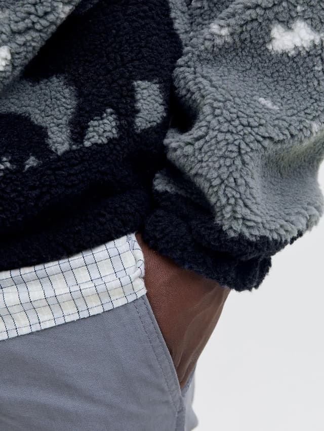 Detalle de Jack & Jones Jorbear Mountain Teddy Half Zip da uomo: giacca in felpa a mezza zip