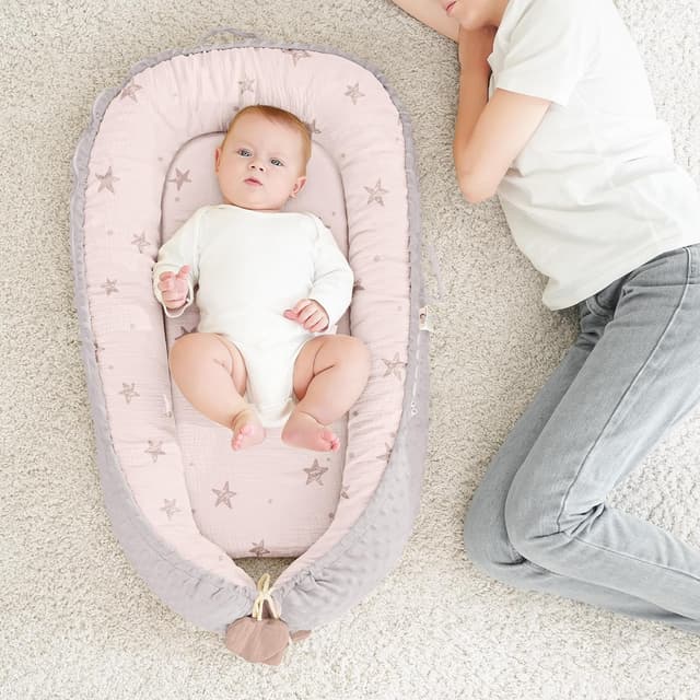 Detalle de Bearmoss Babynestchen Kuschelnest für Neugeborene, tragbar & zweiseitig, 90 x 55 cm (Rosa Stern)