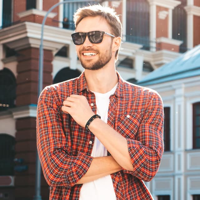 Detalle de Focxoio Herrenarmband mit Tigerauge-Perlen und Leder, magnetischer Edelstahlverschluss – Geschenk für Papa, Sohn, Bruder & mehr