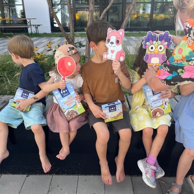 Detalle 2 de 3Bears Bluey Lover-Set Frühstücksset mit Bio Knuspermüsli, Porridge, Müsliriegel & Vorratsgläsern (vegan)