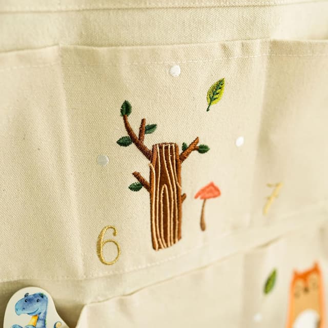 Detalle de Papierdrachen Adventskalender 2025 „Waldtiere“ – bestickter Stoff-Wandkalender mit 24 Stoffbeuteln