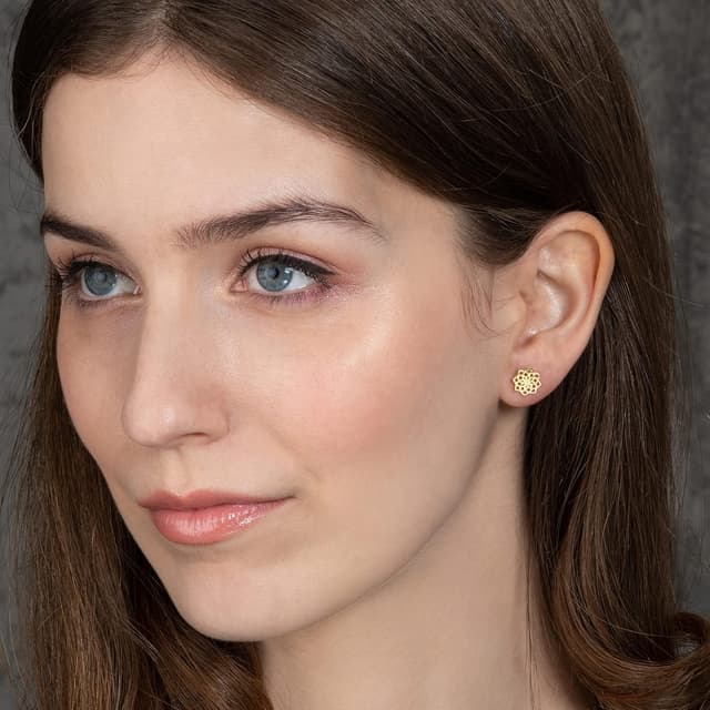 Detalle 2 de Orecchini Namana con Mandala a perno, finitura spazzolata e perni senza nichel e senza piombo