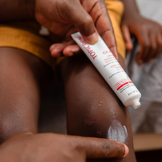 Detalle 2 de Topicrem Cica CR Reparad Pflege (40 ml) – MAYOLY