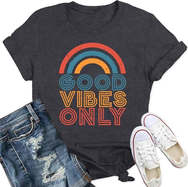Detalle de Qskall Women’s Vintage Rainbow “Good Vibes Only” T-shirt