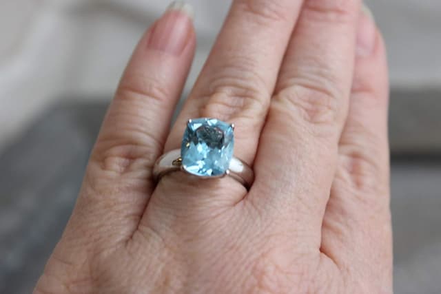 Detalle de Kissenschliff Blautopas Ring aus massivem 925 Sterling Silber (10x12 mm, US 7 / Ø 17,3) – handgefertigte Geschenkidee