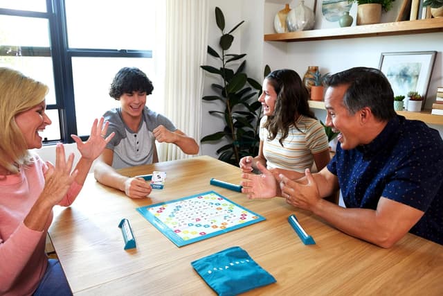 Detalle de Mattel Games Scrabble Core Refresh board game (4 players), Ages 12+