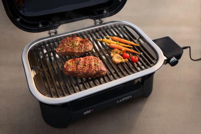 Detalle 2 de Weber Lumin Compact Black mit Untergestell – kompakter Elektrogrill für bis zu 6 Personen