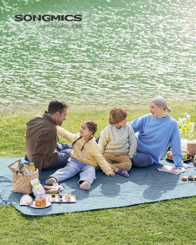 Detalle 2 de SONGMICS Picknickdecke GCM310Q03, 300 x 200 cm (hellblau) – wasserdicht & faltbar mit 4 Erdankern