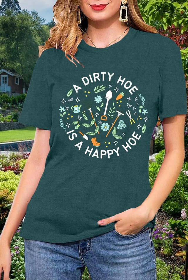 Detalle 2 de Qskall women’s garden T-shirt – “A Dirty Hoe is a Happy Hoe” slogan plant lover tee