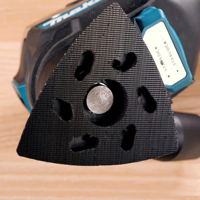 Detalle de Plateau de ponçage auto-agrippant Makita B-65115 (Velcro) Starlock – noir