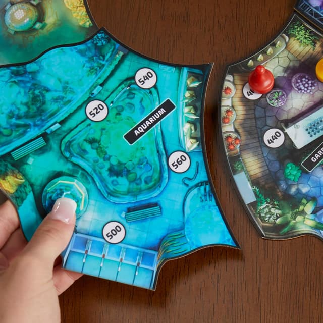 Detalle 2 de Hasbro Gaming Cluedo Escape – Delitto all’Esposizione Universale (gioco da tavolo in stile escape room, 1-6 giocatori)