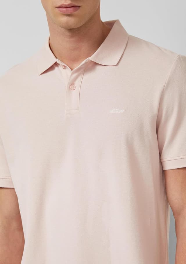 Detalle de s.Oliver Poloshirt mit kleinem Label-Print – reguläre Passform in Piqué-Baumwolle