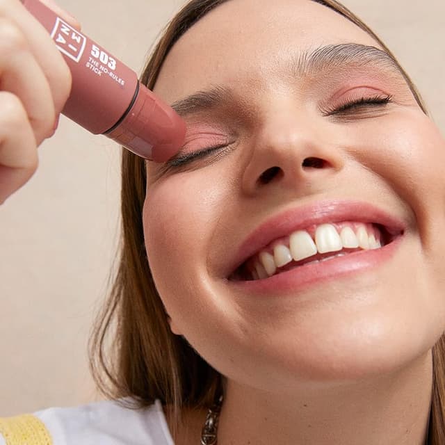 Detalle 2 de 3INA The No Rules Stick 503 Nude 💄 Colorete en Barra 3 en 1