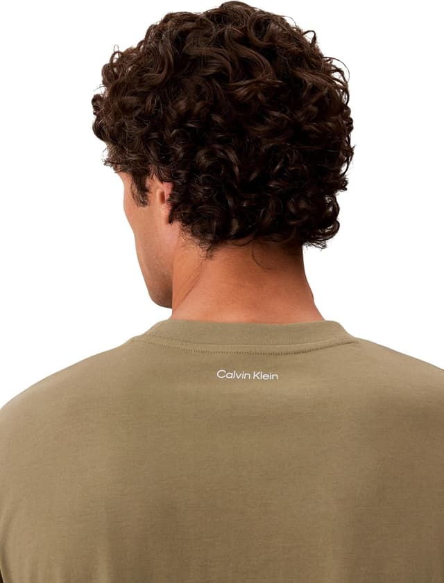 Detalle 2 de Maglietta grafica uomo Calvin Klein 20s March Graphic Seasonal Fashi (Lv04rf822g)