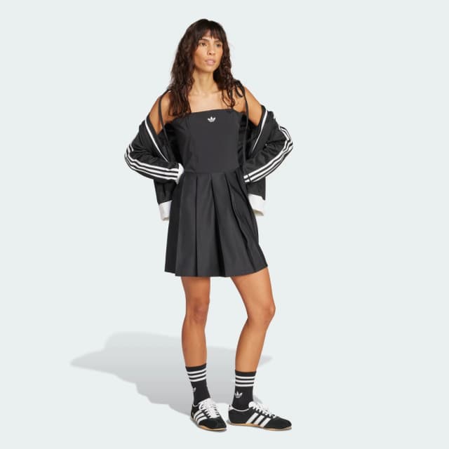 Detalle de Vestido mini plisado con lazo adidas negro: un básico con aire arreglado