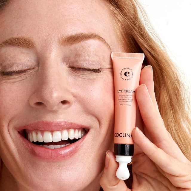 Detalle de COCUNAT Augencreme mit Koffein & Hyaluronsäure (13 ml) und kaltem Keramikapplikator gegen Augenringe