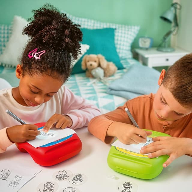 Detalle de Ravensburger Xoomy Midi Super Mario Zeichenkoffer (ab 6 Jahren) – LED-Zoomlampe & 20 Motive