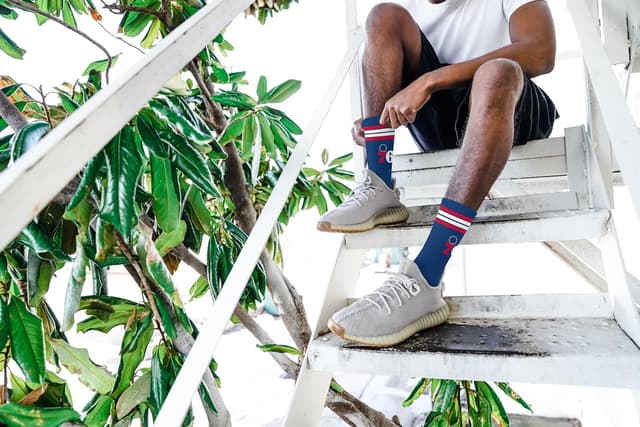 Detalle 2 de For Bare Feet NBA Philadelphia 76ers “Deuce” 4-Stripe Crew Socks (Team Color) - Large