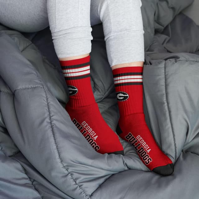 Detalle 2 de For Bare Feet Women’s NFL Four Stripe Socks (NCAA Georgia Bulldogs)