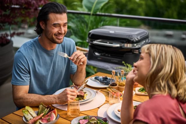 Detalle 2 de Weber Lumin Compact Black mit Untergestell – kompakter Elektrogrill für bis zu 6 Personen