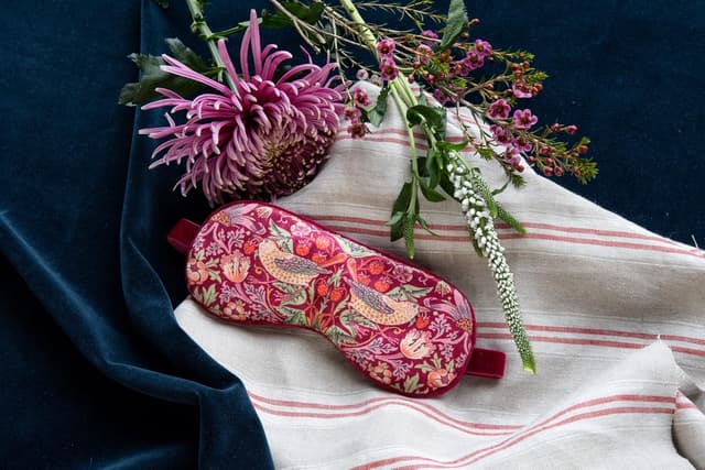 Detalle de William Morris At Home Sleep Mask in Dried Lavender (Strawberry Thief) – black out travel eye mask