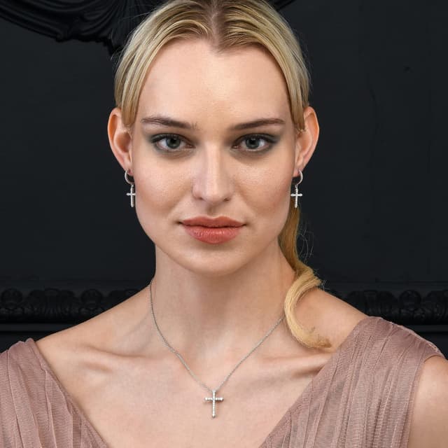 Detalle de Collier croix namana en argent sterling 925 plaqué rhodium avec pendentif serti de zirconia (femme)