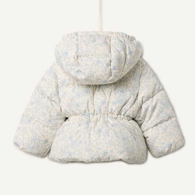 Detalle de Amazon Essentials Girl’s Water-Resistant Hooded Puffer Jacket (Sofia Grainge collaboration)