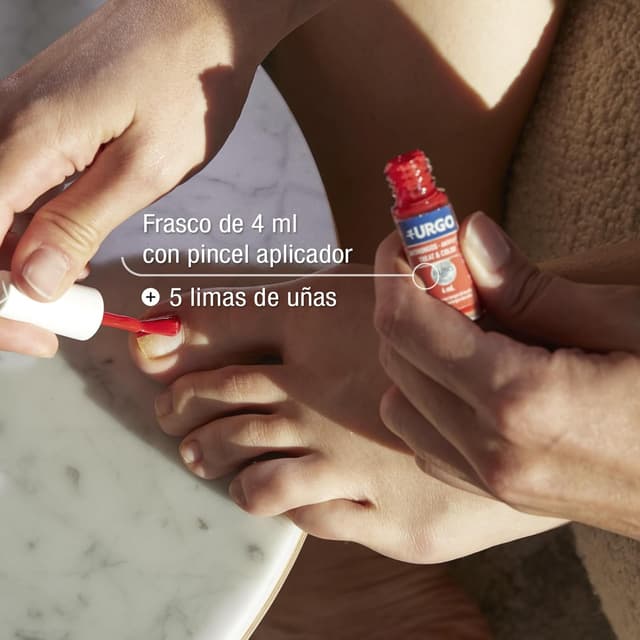 Detalle 2 de Urgo Treat & Color Filmogel Rojo 4 ml - Antihongos para Uñas 🚫