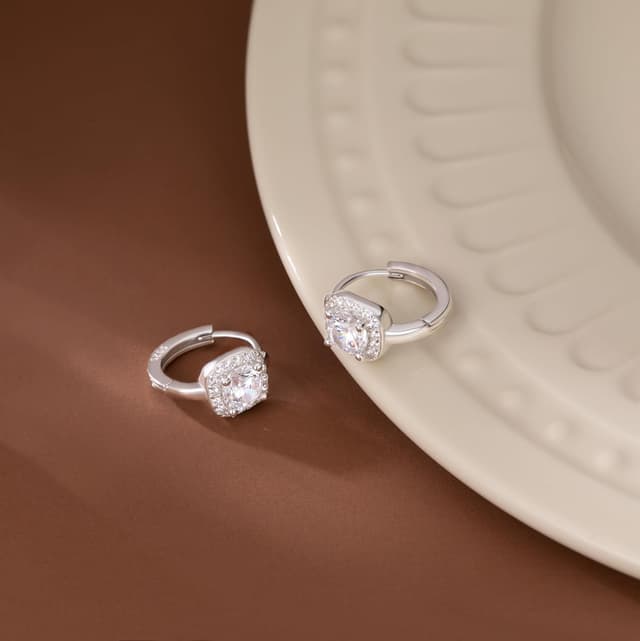 Detalle 2 de SLUYNZ 925 Sterling Silber Halo Creolen mit simulierten Diamanten (CZ) – quadratisches Huggie-Design