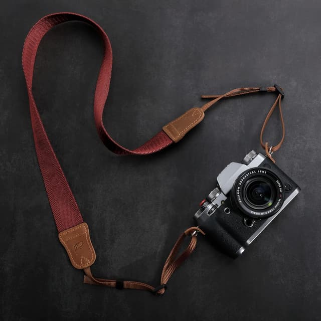 Detalle de Padwa Lifestyle Burgundy Red Camera Strap – Double-layer Crazy Horse Cowhide Ends, 1.5" Wide Cotton Strap