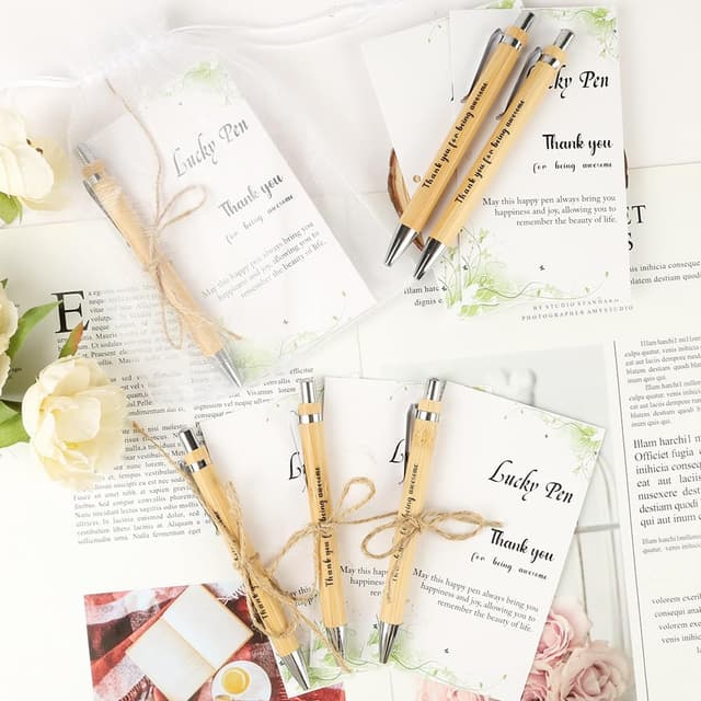 Detalle de OFFCUP Lot de 24 stylos à bille « Merci » en bambou, avec cartes et pochettes en organza