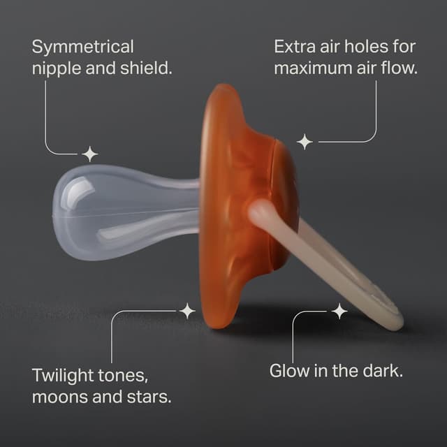 Detalle de Tommee Tippee NightGlow Dummy (0–6 Months), 4 Pack – glow in the dark orthodontic soothers with extra air holes