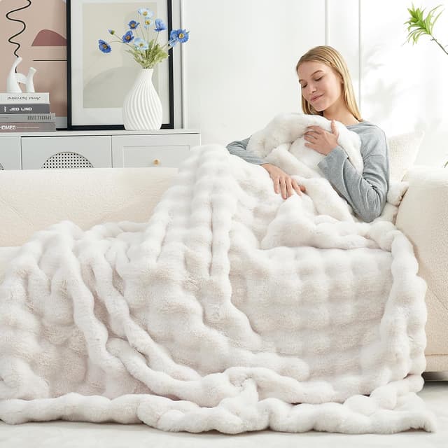 Detalle 2 de Cozy Bliss Faux Fur Throw Blanket 50x60 🛋